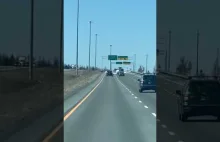 Lądowanie małego samolotu na autostradzie Quebec Kanada
