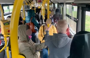 Tłok w autobusie z Marek do Warszawy. Mimo przepełnienia ludzie wbiegali...