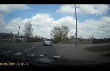 Moment wypadku z udziałem motocyklisty zarejestrowała kamera