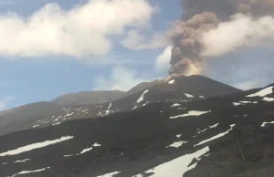 Wybucha Etna, kolumny dymu wydostają się z wulkanu