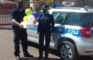 Policjanci ze Rzgowa koło Łodzi dowieżli dziecku na kwarantannie...