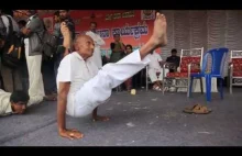 80-letni Hindus ćwiczy jogę