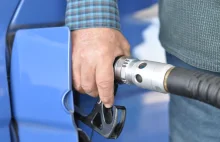Średnia polska cena benzyny poniżej 4 złotych za litr