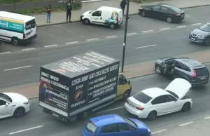 Warszawa: samochody na Ursynowie zablokowały ciężarówkę fundacji Kai Godek