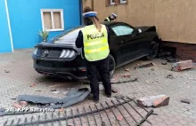 Wjechał samochodem w wózek z bliźniakami. Dzieci są w ciężkim stanie