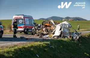 Bus zmiażdżony przez ciężarówkę. Wypadek koło Wałbrzycha