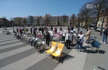 Protest pustych krzeseł zorganizowany przez przedsiębiorców w Gryficach.