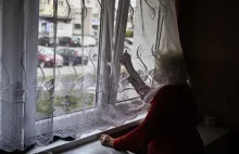 „Izolować seniorów”? Niby jak? 2,3 mln mieszka z dziećmi dziećmi, najwięcej UE