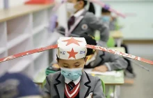 Chiny: dzieci szkolne noszą 'metrowe czapki separujące'