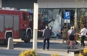 Sochaczew - auto staranowało witrynę sklepową - pomyliła pedały