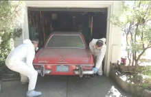 Pierwsze mycie Mercedesa 280 SL; przez 37 lat stał w garażu