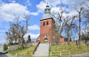 Proboszcz ze Żnina ukarany. Sanepid ukarał za zbyt dużą liczbę osób w kościele.