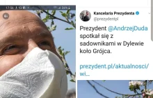 Andrzej Duda w maseczce ochronnej z papierowego ręcznika.