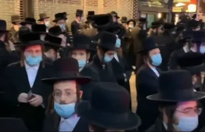 Koronawirus: Żydzi tłumnie przyszli na pogrzeb. Interwencja policji.
