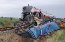 Ciężarówka wjechała w szynobus. Pojazd serii SA132 jest całkowicie...