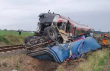 Ciężarówka minęła samochody stojące przed rogatkami i wjechała pod pociąg