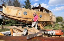 75-letni pan Andrzej rozbiera dom, żeby zbudować łódź. Chce na niej zamieszkac