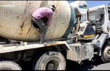 Policja w Indiach złapała osiemnaście osób przemieszczających się w betoniarce