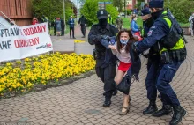 Bydgoska policja użyła siły wobec uczestniczki spotkania w obronie konstytucji.