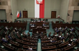 Posłowie opozycji zjeżdżają się do Sejmu. "Boimy się tricków Kaczyńskiego"