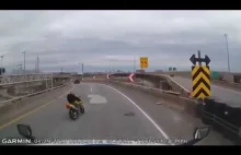 Motocyklista efektownie siada z motocykla po uderzeniu w bandę na zakręcie