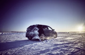 Hyundai i20 N - test na zamarzniętym jeziorze w Szwecji FILMY