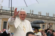 Papież emeryt boi się gejów i szerzy homofobię
