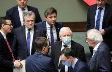 Obrady Sejmu. Posłowie nie zważają na obostrzenia, które sami wprowadzili