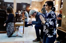 Naukowcy sprawdzą moc modlitwy w walce z koronawirusem