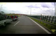 Motocyklista hamuje przed pojazdem na drodze szybkiego ruchu