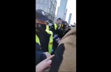 [PROTEST] Policja rzuca się na Grzegorza Brauna i jego asystentów