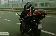 Motocyklista-samobójca zajeżdża drogę i nagle hamuje na drodze ekspresowej S8.