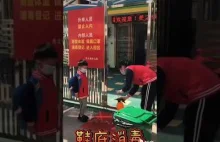 Dzieciak wchodzi do chinskiej szkoły po lockdownie -nowy wspaniały świat