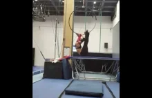 Gimnastyczka i jej "drobne" problemy podczas ćwiczeń.