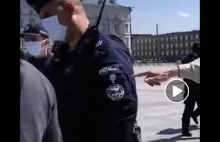 Czaszka na mundurze policjanta polskiego.