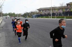 Chiny: w ciągu tygodnia zmarło 2 chłopców przez trenowanie w maseczkach na WF