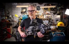 Adam Savage z Pogromców Mitów prezentuje oryginalny Lighting Gun z filmu Matrix