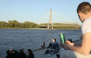 Warszawa z zakazem picia na bulwarach i plażach, nawet w wakacje?