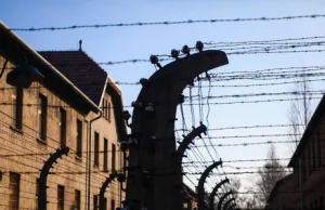 "Auschwitz znajdował się w bardzo katolickiej Polsce"