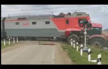 Pociąg zderzył się z ciągnikiem na przejeździe kolejowym