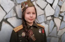 Mała Rosjanka oddała hołd weteranom wojny. Co za poświęcenie.