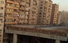 Egipt buduje autostradę zaledwie 50 cm od gęstej dzielnicy mieszkalnej