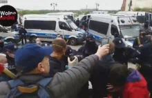 Policja ściska demonstrantów a później ROZPYLA GAZ