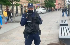 Policja legitymuje M.Kołodziejczaka tuż po konferencji na Placu Zamkowym.