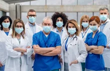 Niektóre szpitale zwalniają lekarzy za ciągłe noszenie masek