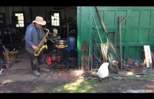 Farmer grający na saksofonie i gęś