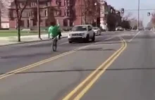 Rowerzysta dobrze się bawi, unikając samochodów w ostatniej chwili