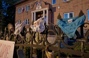 Dziecięca bielizna i buciki zawisły na ogrodzeniu Kurii Diecezjalnej w Kaliszu