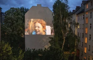 W Berlinie powstało kino sąsiedzkie, wyświetlane na fasadach budynków.