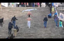 Wchodzenie po schodach z człowiekiem na głowie stojącym na głowie